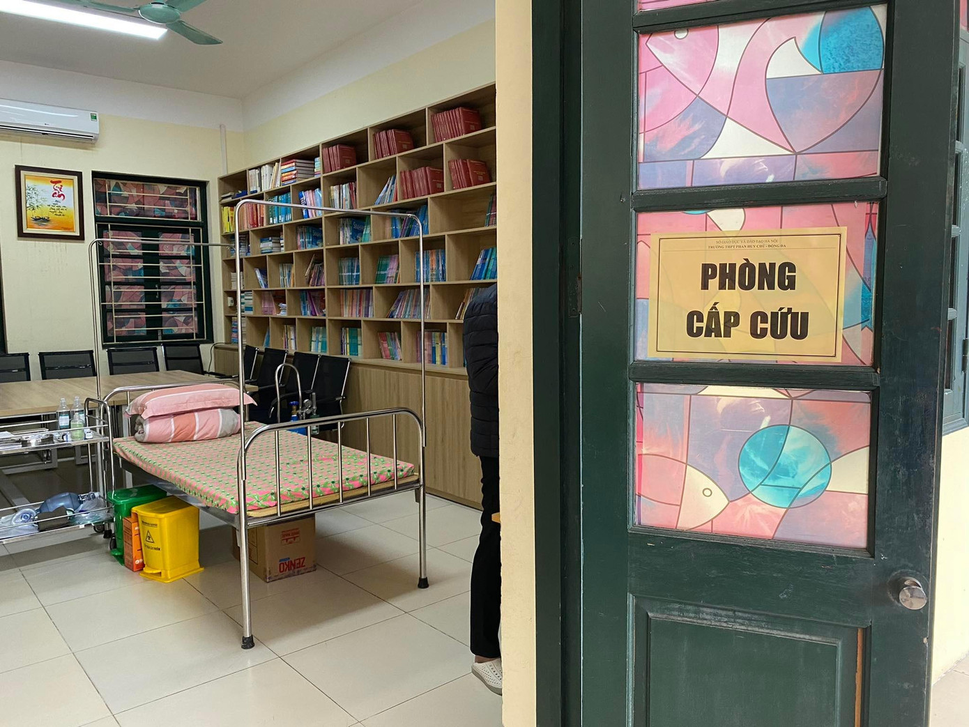 Theo ghi nhận của PV, các điểm tiêm được chuẩn bị chu đáo. Các trung tâm y tế đã huy động toàn bộ nhân lực, các dây truyền tiêm, các đội cấp cứu phục vụ cho công tác tiêm chủng; các bệnh viện, phòng khám đa khoa trên địa bàn các quận cũng được huy động để đảm bảo công tác cấp cứu. Bên cạnh đó, nhà trường điều động giáo viên, Đoàn thanh niên, cán bộ phòng Y tế học đường cùng phụ huynh học sinh cũng tham gia cùng lực lượng y tế đảm bảo cho các buổi tiêm được diễn ra an toàn, đảm bảo giãn cách theo quy định. Trong ảnh: Các điểm tiêm đều chuẩn bị phòng cấp cứu để đảm bảo an toàn cho học sinh.