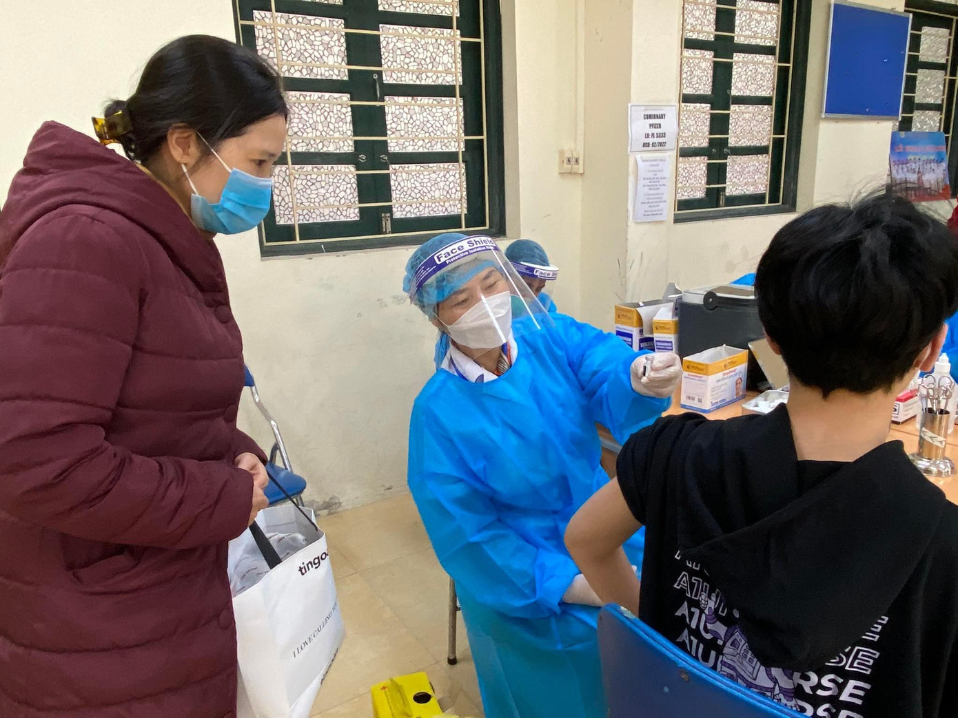 Trường THPT Phan Huy Chú thông tin, trong ngày, trường đã hoàn thành kế hoạch tiêm cho 888 trên tổng số 999 học sinh. Số học sinh chưa đăng ký tiêm trong đó một số em bị dị ứng; một số em ở quê học trực tuyến chưa về. Tại Trường THPT Phan Huy Chú, phụ huynh được mời vào để nghe lực lượng y tế giải thích về vắc xin, số lô, hạn sử dụng trước khi tiêm cho con.