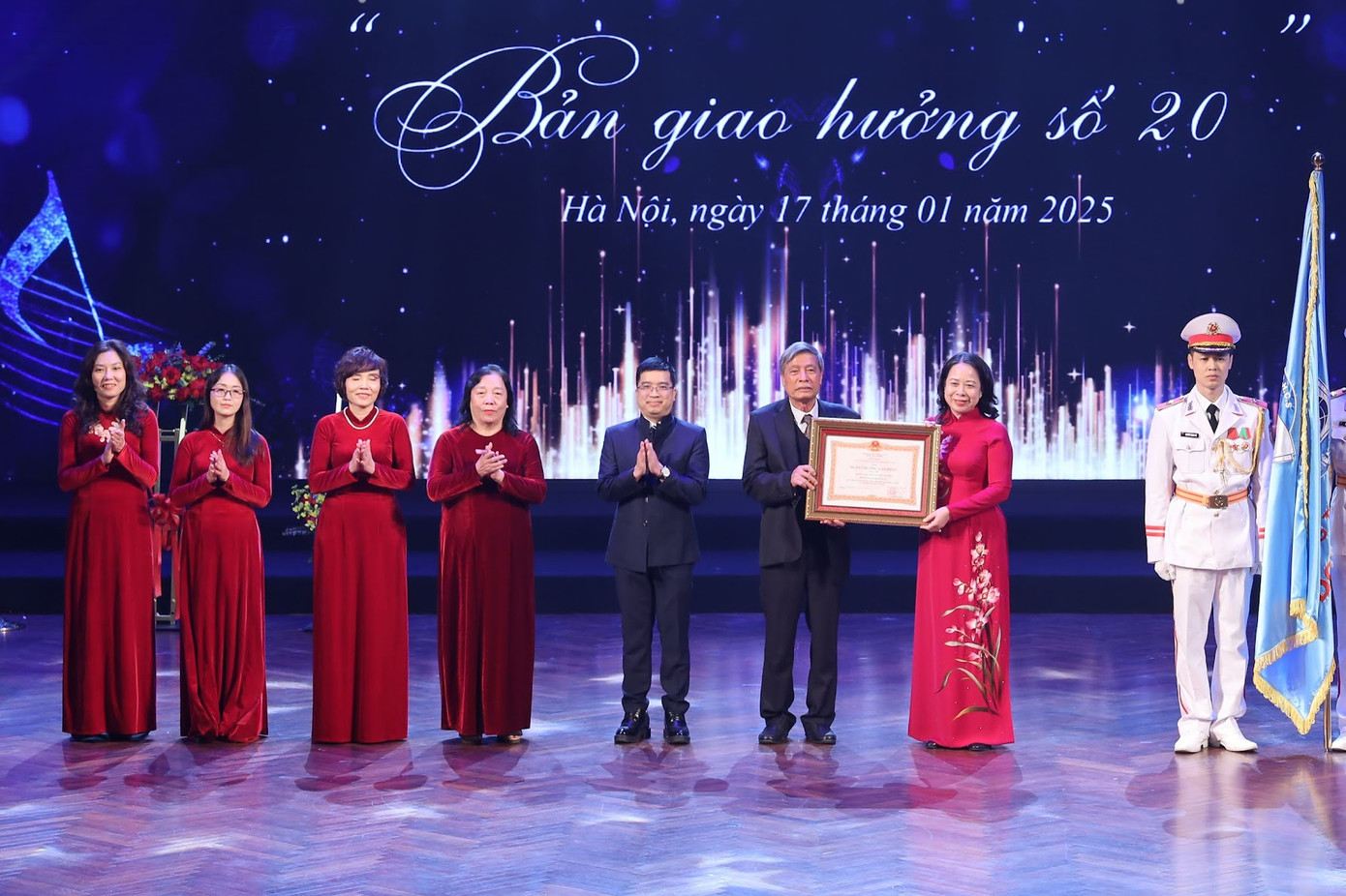 Phó Chủ tịch nước Võ Thị Ánh Xuân đã trao tặng phần thưởng cao quý là Huân chương lao động Hạng Nhì của Chủ tịch nước cho Trường THCS Đoàn Thị Điểm.