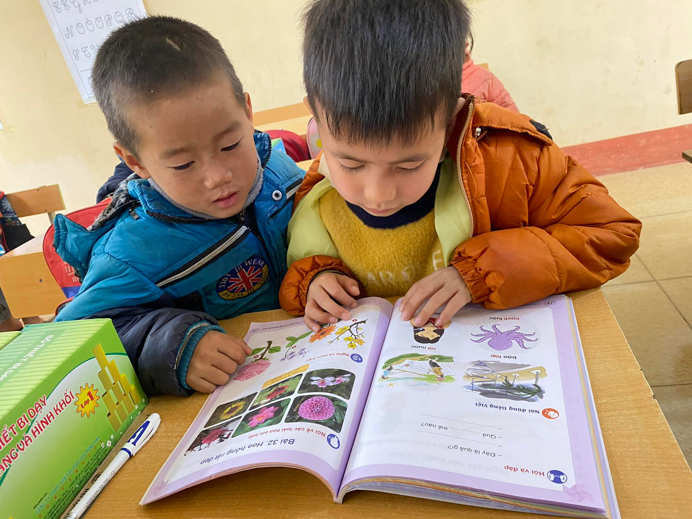 Dù có nhiều NXB tham gia làm SGK và đã có nhiều bộ sách nhưng giá không giảm mà thực tế đang tăng gấp 2-4 lần so với sách hiện hành gây khó khăn cho người dân vùng khó.