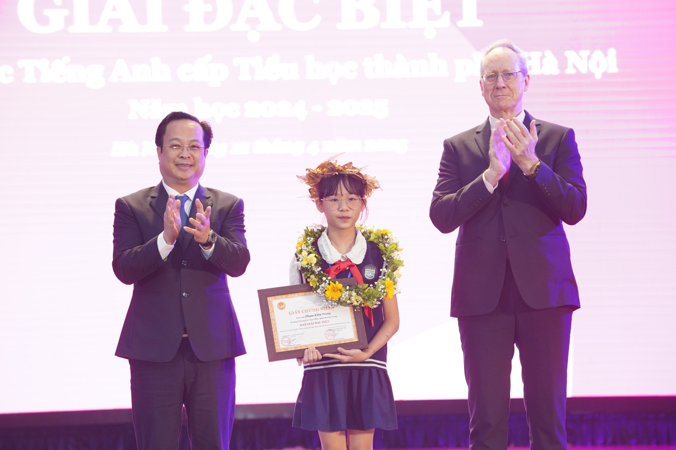 Lãnh đạo Sở GD&ĐT Hà Nội và đại diện Language Link Việt Nam trao giải Đặc biệt cho học sinh đạt giải. Lãnh đạo Sở GD&ĐT Hà Nội và đại diện Language Link Việt Nam trao giải Đặc biệt cho học sinh đạt giải.