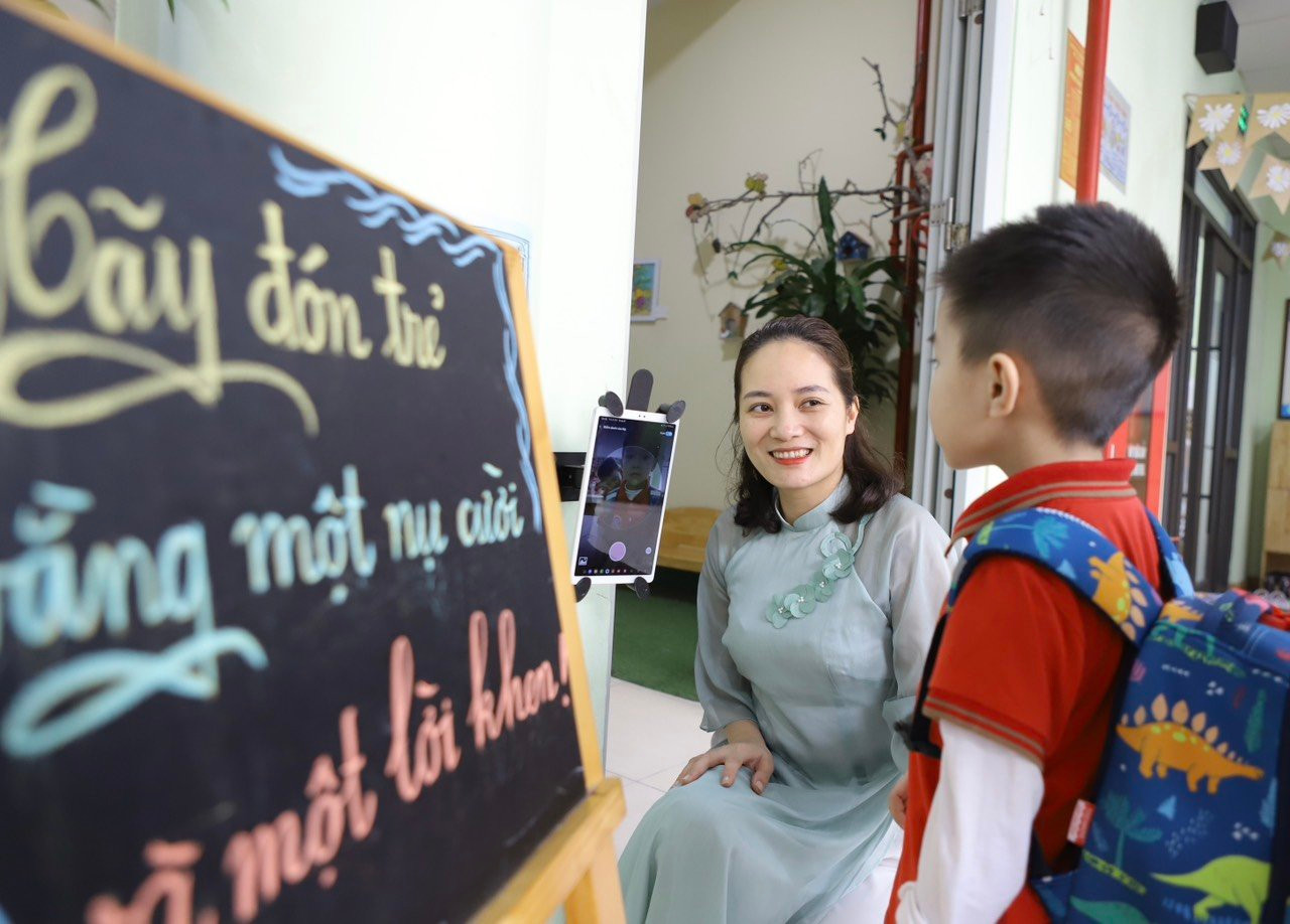 Dự thảo luật Nhà giáo vừa được Bộ GD&ĐT công bố lấy ý kiến về nhiều nội dung, trong đó có việc cấp chứng chỉ hành nghề cho nhà giáo. Dự thảo luật Nhà giáo vừa được Bộ GD&ĐT công bố lấy ý kiến về nhiều nội dung, trong đó có việc cấp chứng chỉ hành nghề cho nhà giáo.