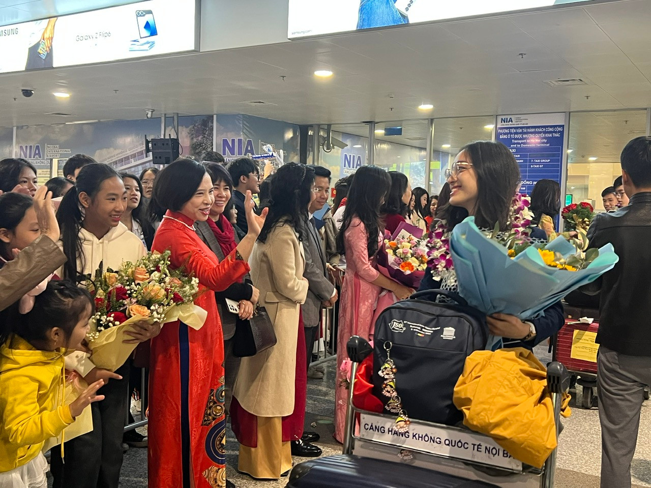 Đúng 8 giờ sáng, đoàn học sinh dự thi kỳ thi Olympic khoa học trẻ quốc tế 2024 về nước trong sự chào đón của các thầy cô giáo, bạn bè, người thân.