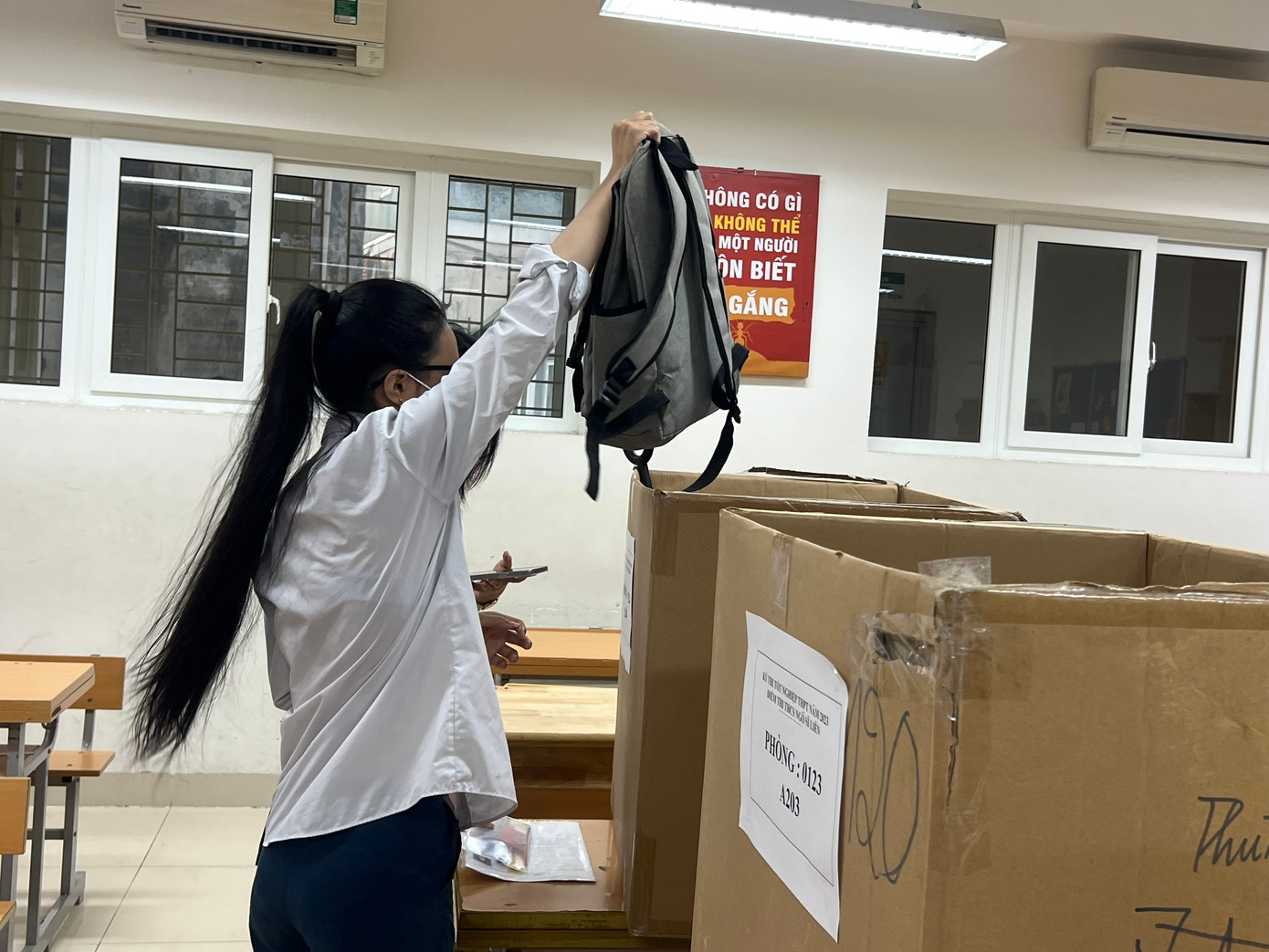 Thí sinh nên để hết vật dụng không cần thiết ở nhà hoặc gửi ở khu vực cách xa phòng thi.