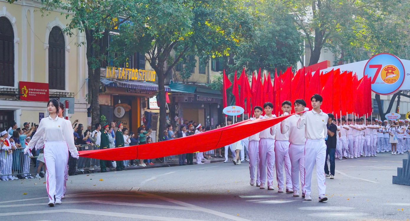 Học sinh Trường THPT Việt Đức, ngôi trường có bề dày thành tích trong dạy học, rước cờ Tổ quốc.