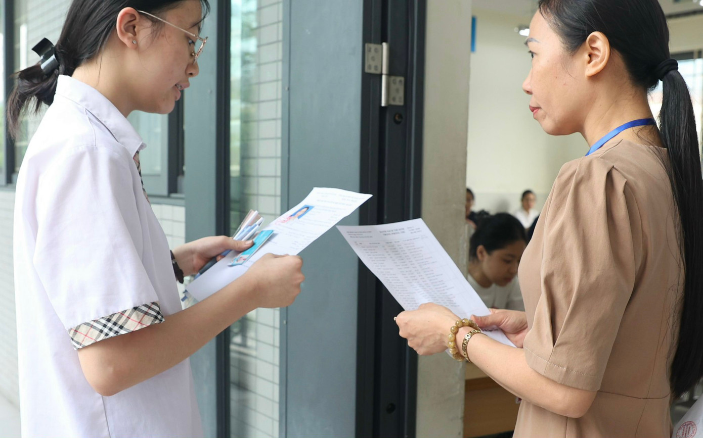 Thí sinh được yêu cầu kiểm tra tình trạng đề và khi phát hiện dấu hiệu mờ, nhòe, rách... báo cáo ngay cho giám thị để được giải quyết.