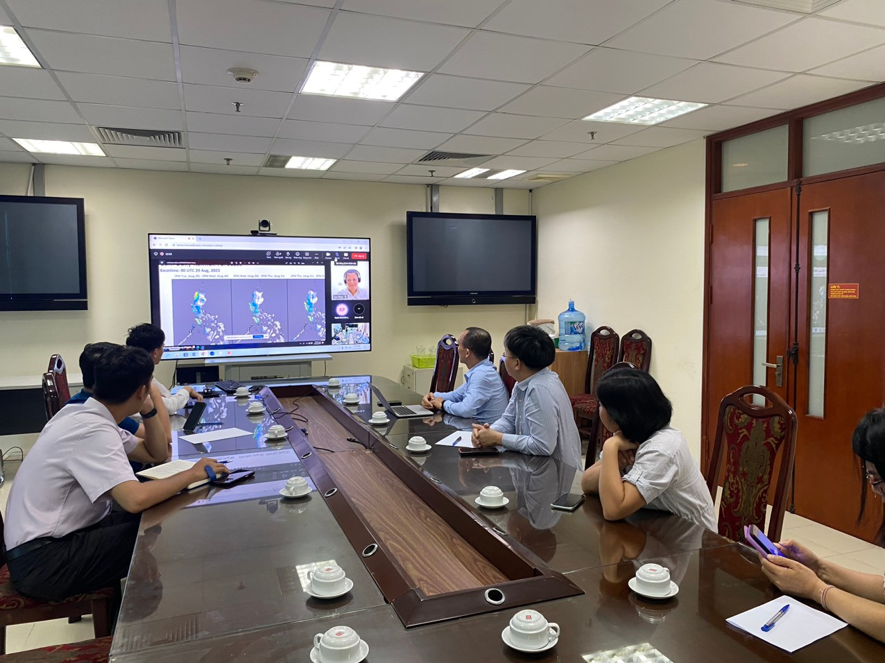 Các chuyên gia Việt Nam họp với các chuyên gia quốc tế về quỹ đạo, cường độ bão Sao La. Các chuyên gia Việt Nam họp với các chuyên gia quốc tế về quỹ đạo, cường độ bão Sao La.