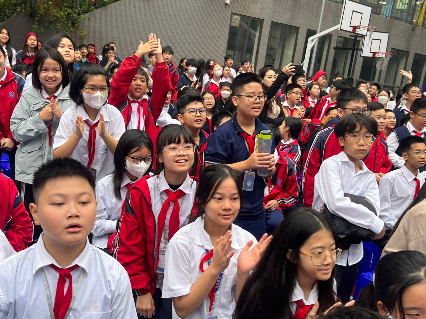 Học sinh Trường THCS Cầu Giấy trong một hoạt động chung của trường. (ảnh: Hà Linh) Học sinh Trường THCS Cầu Giấy trong một hoạt động chung của trường. (ảnh: Hà Linh)