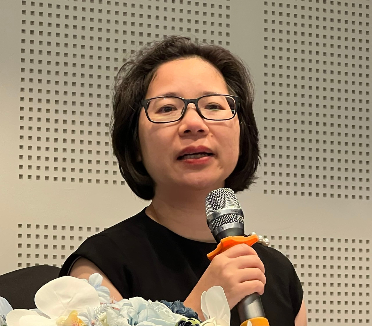 Bà Trần Phương Hoa khuyên Bà Trần Phương Hoa khuyên