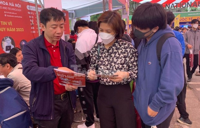 Thí sinh điều chỉnh nguyện vọng xét tuyển trước 17 giờ ngày 30/7. (ảnh: Hoàng Mạnh Thắng) Thí sinh điều chỉnh nguyện vọng xét tuyển trước 17 giờ ngày 30/7. (ảnh: Hoàng Mạnh Thắng)