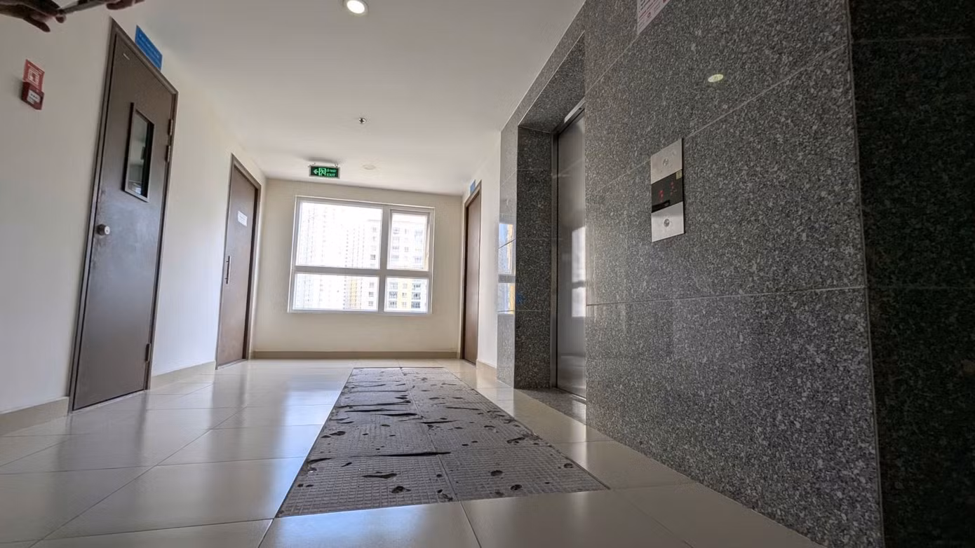 Một chung cư ở TPHCM bị bong gạch lát nền sau rung chấn trưa ngày 28/3. Một chung cư ở TPHCM bị bong gạch lát nền sau rung chấn trưa ngày 28/3.