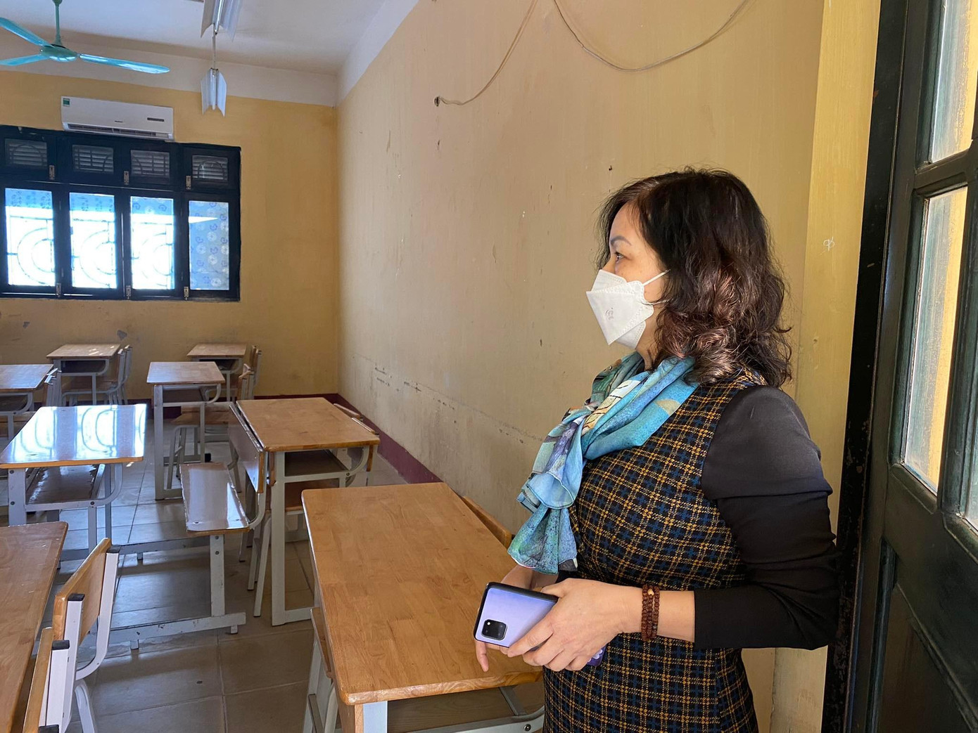 Sáng nay, bà Huyền đi kiểm tra lại các lớp học để chuẩn bị đón học sinh tựu trường. Sáng nay, bà Huyền đi kiểm tra lại các lớp học để chuẩn bị đón học sinh tựu trường.