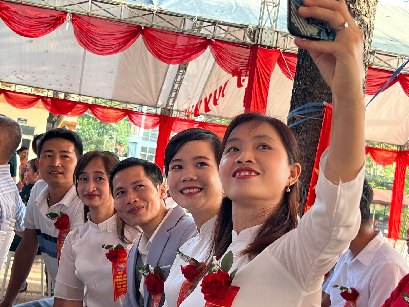 Hơn khi nào hết, các thế hệ học sinh luôn tự hào được học chữ, học làm người với thầy cô, những người ngày đêm dốc sức dạy dỗ, tâm huyết với sự nghiệp "trồng người". Hơn khi nào hết, các thế hệ học sinh luôn tự hào được học chữ, học làm người với thầy cô, những người ngày đêm dốc sức dạy dỗ, tâm huyết với sự nghiệp "trồng người".