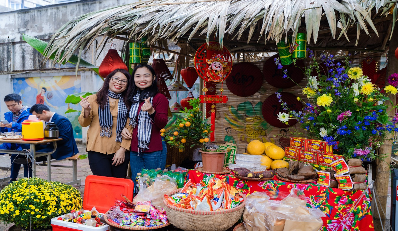 Một gian hàng tại Lễ hội mừng xuân trang trí nhiều sắc màu và bày biện nhiều món ăn. Một gian hàng tại Lễ hội mừng xuân trang trí nhiều sắc màu và bày biện nhiều món ăn.