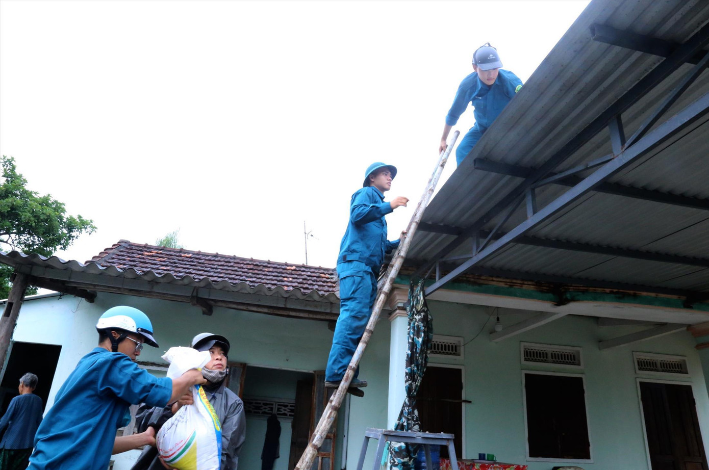 Người dân Quảng Nam chằng chống nhà trước khi bão Noru đổ bộ. Ảnh: Hoài Văn.