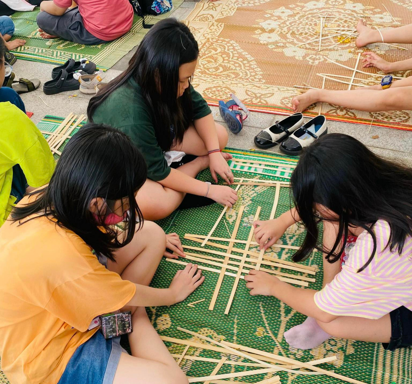 Học sinh tham gia hoạt động trong một chương trình dã ngoại. Học sinh tham gia hoạt động trong một chương trình dã ngoại.