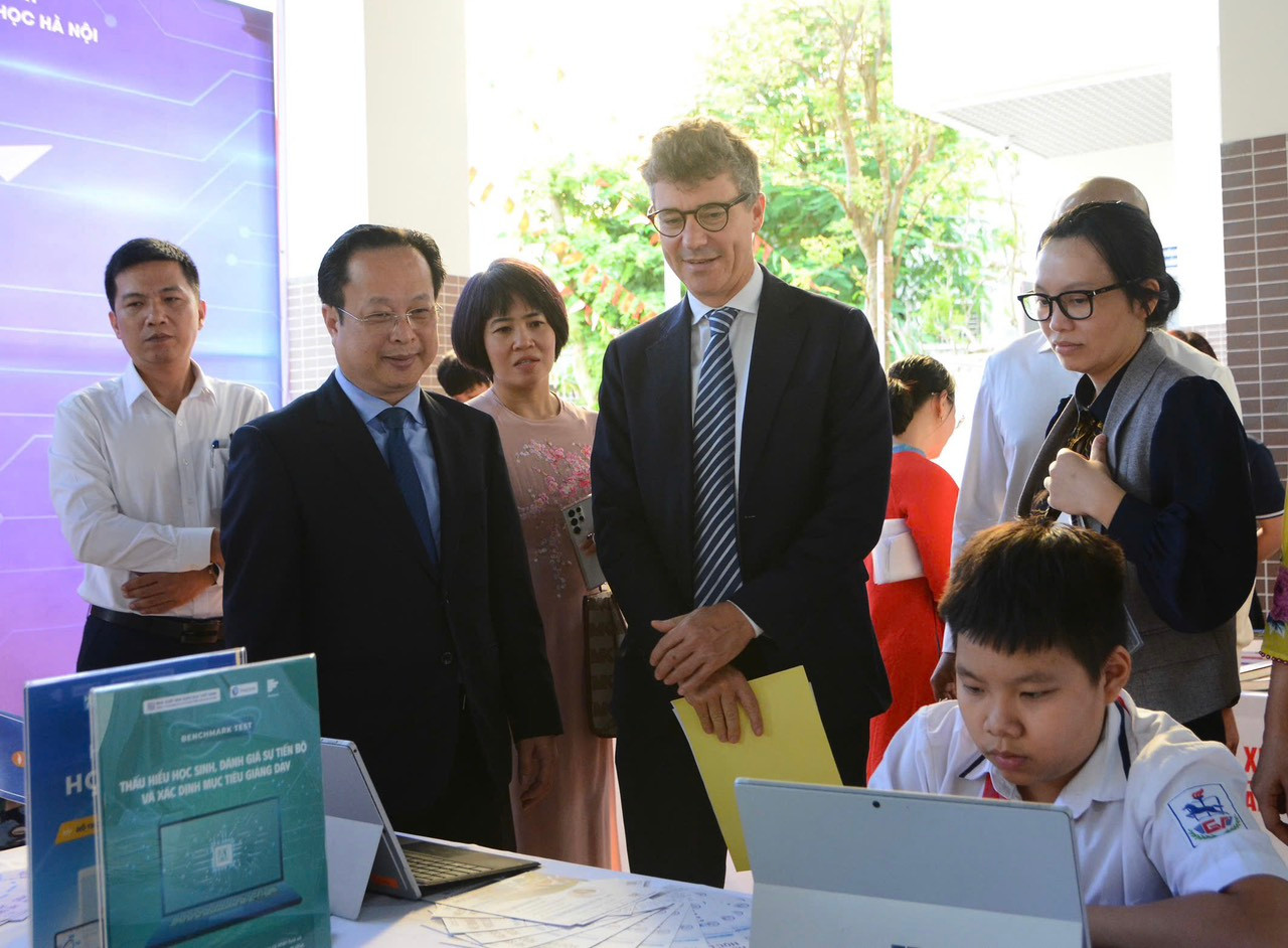 Lãnh đạo Sở GD&ĐT Hà Nội cùng Đại diện UNESCO tại Việt Nam tham quan góc trưng bày, triển lãm sách tại Trường THCS Giảng Võ sáng 2/10. Lãnh đạo Sở GD&ĐT Hà Nội cùng Đại diện UNESCO tại Việt Nam tham quan góc trưng bày, triển lãm sách tại Trường THCS Giảng Võ sáng 2/10.