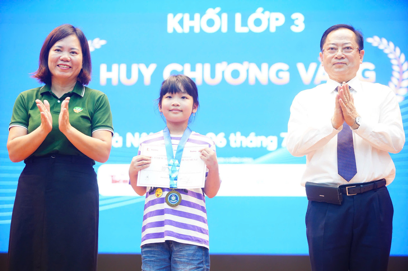 354 huy chương được trao cho các thí sinh trên toàn quốc.