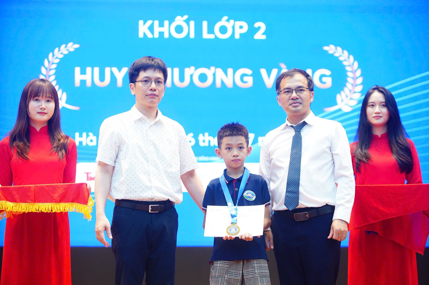 Ban tổ chức đã trao Huy chương Vàng cho thí sinh xuất sắc.