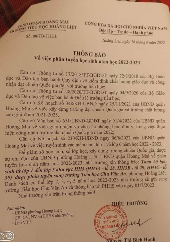 Phụ huynh bất bình với cách làm của trường khi thông báo chuyển học sinh đi trường khác. Phụ huynh bất bình với cách làm của trường khi thông báo chuyển học sinh đi trường khác.
