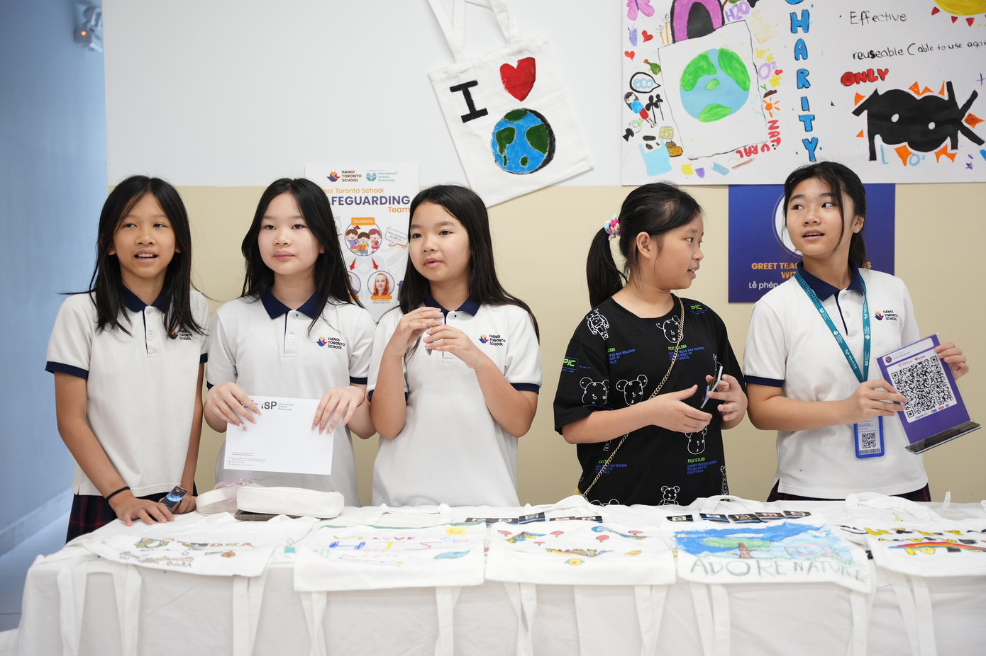 Nhóm học sinh Trường Hà Nội Toronto cùng tham gia làm túi tote thân thiện với môi trường và bày bán trong sự kiện Talks nhằm gây quỹ từ thiện.