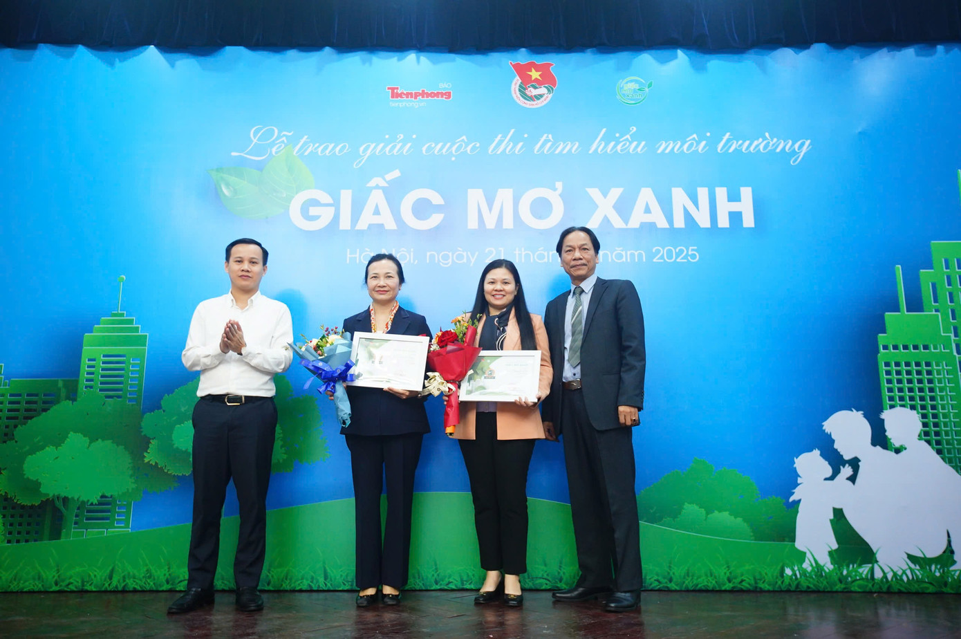 Anh Đỗ Công Tuân, Phó Trưởng ban Tuyên giáo Trung ương Đoàn TNCS Hồ Chí Minh và nhà báo Lê Minh Toản trao giải cho đại diện các tập thể xuất sắc nhất. Ảnh: Duy Phạm Anh Đỗ Công Tuân, Phó Trưởng ban Tuyên giáo Trung ương Đoàn TNCS Hồ Chí Minh và nhà báo Lê Minh Toản trao giải cho đại diện các tập thể xuất sắc nhất. Ảnh: Duy Phạm