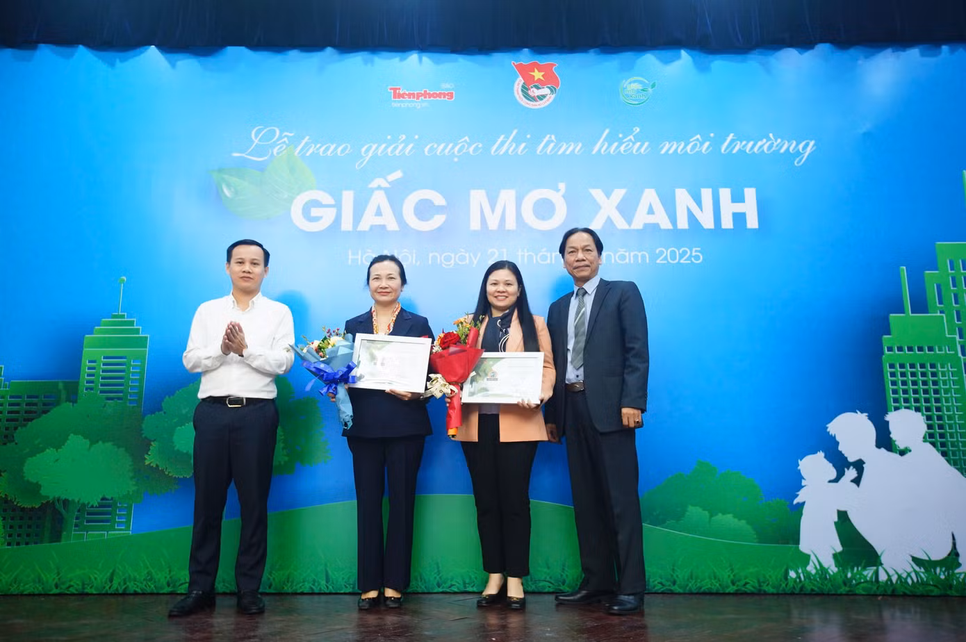 Anh Đỗ Công Tuân, Phó Trưởng ban Tuyên giáo Trung ương Đoàn TNCS Hồ Chí Minh và nhà báo Lê Minh Toản trao giải cho đại diện các tập thể xuất sắc nhất. Ảnh: Duy Phạm Anh Đỗ Công Tuân, Phó Trưởng ban Tuyên giáo Trung ương Đoàn TNCS Hồ Chí Minh và nhà báo Lê Minh Toản trao giải cho đại diện các tập thể xuất sắc nhất. Ảnh: Duy Phạm