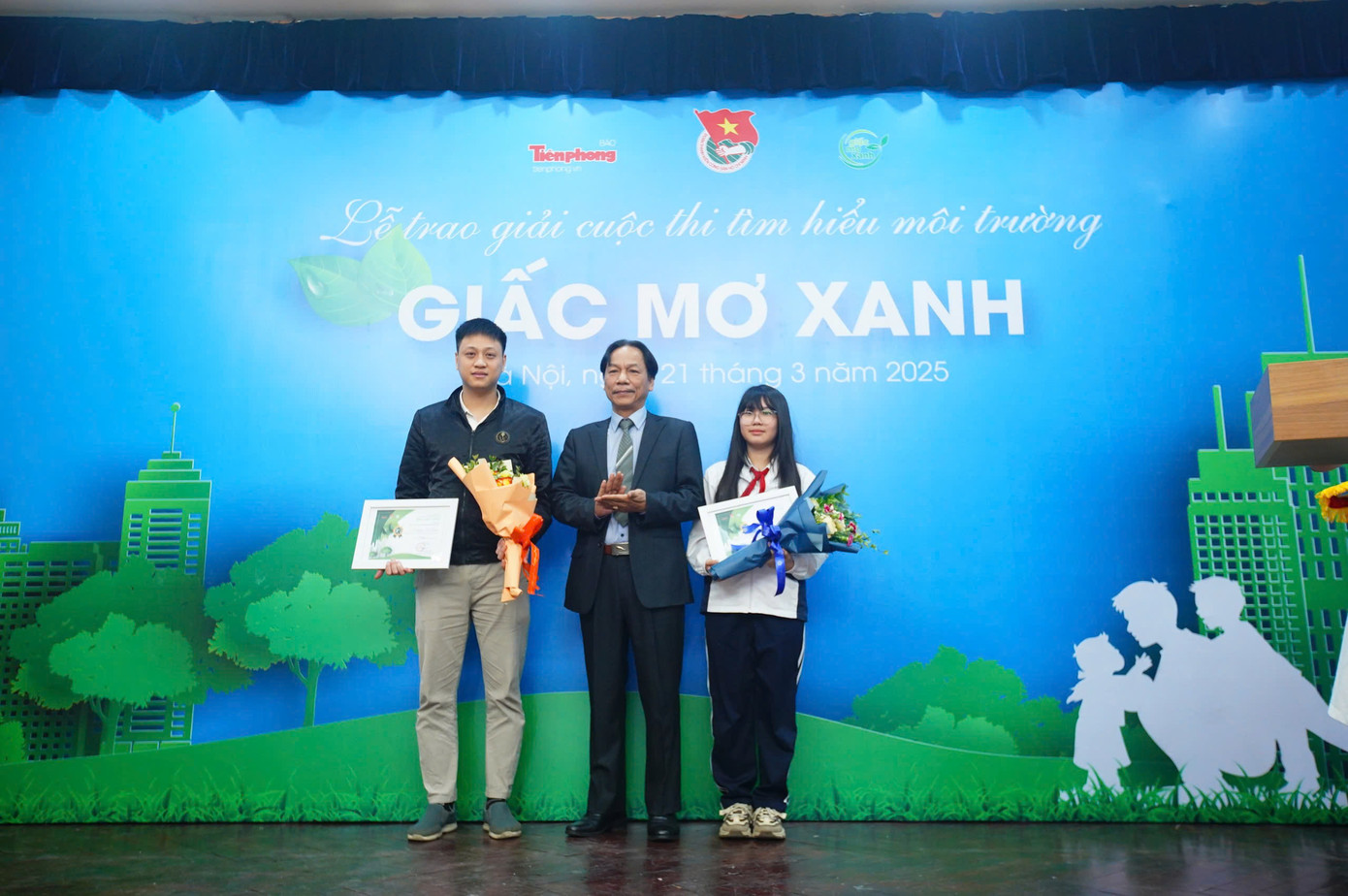 Nhà báo Lê Minh Toản trao giải cho hai trong số các tác giả được giải Nhất. Ảnh: Duy Phạm Nhà báo Lê Minh Toản trao giải cho hai trong số các tác giả được giải Nhất. Ảnh: Duy Phạm