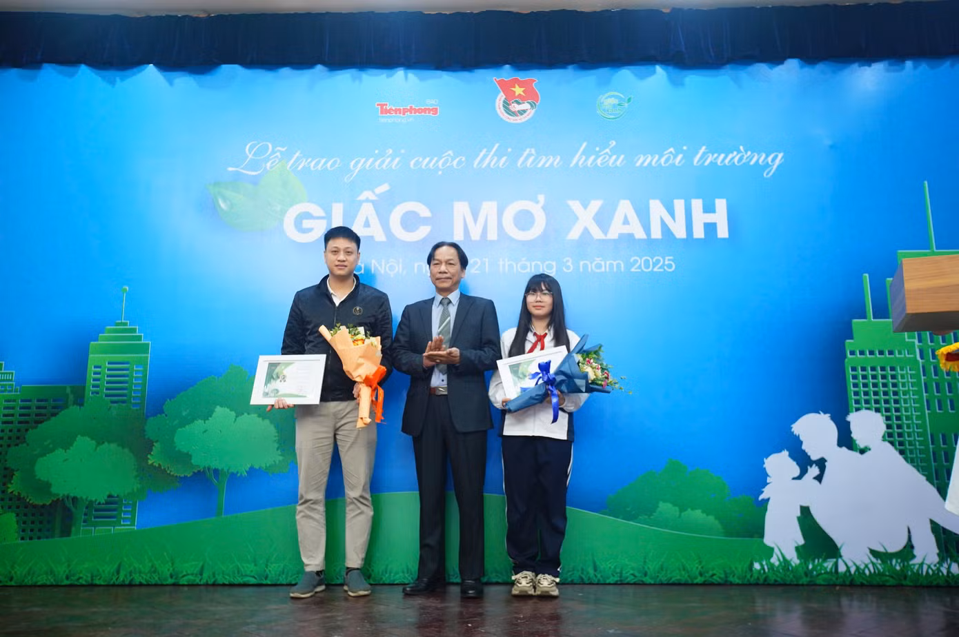 Nhà báo Lê Minh Toản trao giải cho hai trong số các tác giả được giải Nhất. Ảnh: Duy Phạm Nhà báo Lê Minh Toản trao giải cho hai trong số các tác giả được giải Nhất. Ảnh: Duy Phạm