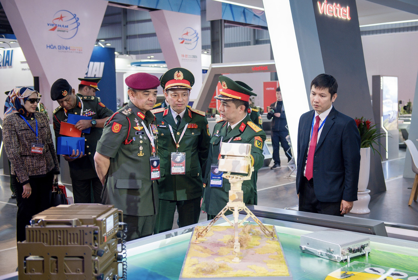 Đại tướng Wira Muhammad Hafizuddeain bin Jantan, Tư lệnh Lục quân, Quân đội Malaysia, tham khảo sản phẩm Viettel tại triển lãm. Đại tướng Wira Muhammad Hafizuddeain bin Jantan, Tư lệnh Lục quân, Quân đội Malaysia, tham khảo sản phẩm Viettel tại triển lãm.