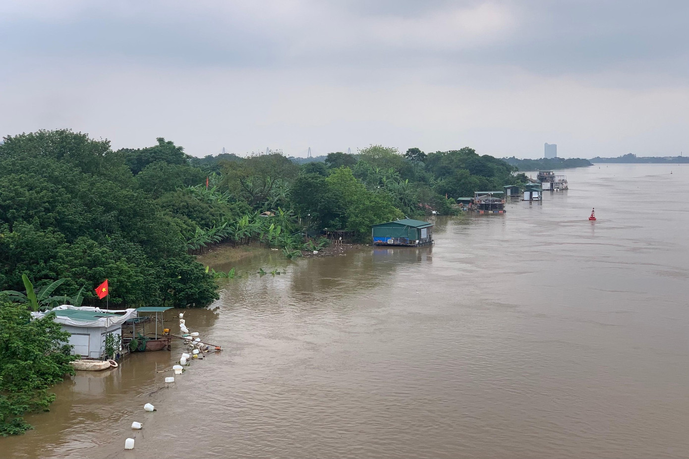 Lũ lên trên sông Hồng do thuỷ điện Hoà Bình mở cửa xả đáy vào năm 2022. Ảnh: Duy Phạm.