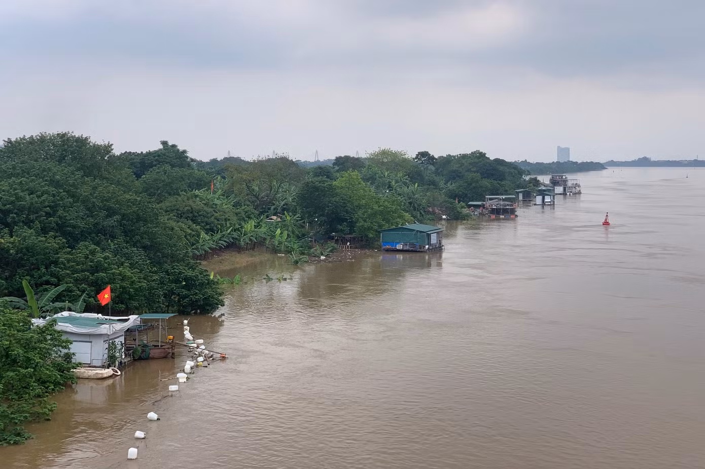 Lũ lên trên sông Hồng do thuỷ điện Hoà Bình mở cửa xả đáy vào năm 2022. Ảnh: Duy Phạm.