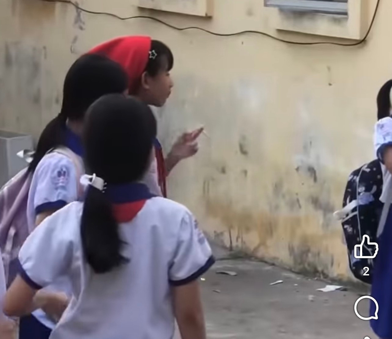 Cảnh nhóm học sinh tiểu học mặc đồng phục hút thuốc lá hút ngay trong sân trường. (ảnh cắt từ video) Cảnh nhóm học sinh tiểu học mặc đồng phục hút thuốc lá hút ngay trong sân trường. (ảnh cắt từ video)