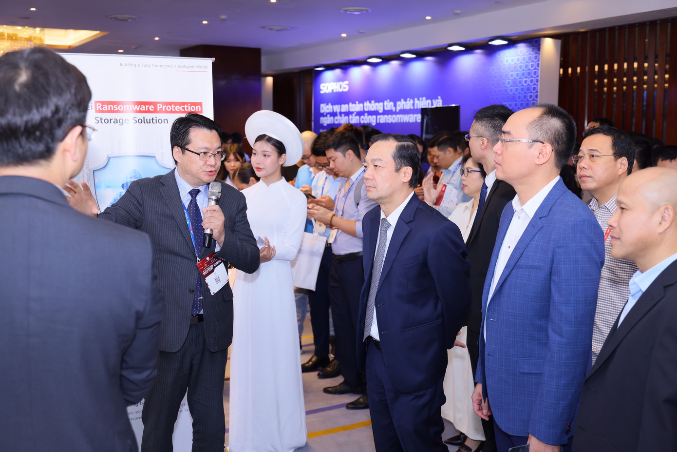 Thứ trưởng Bộ Thông tin và Truyền thông Phạm Đức Long tham quan Triển lãm An toàn không gian mạng Việt Nam 2024.