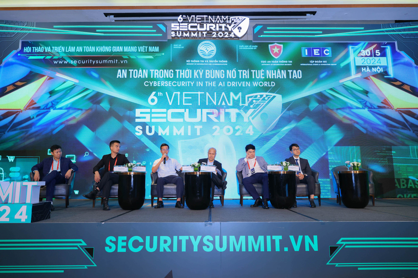 Các chuyên gia chia sẻ về xu thế lừa đảo trực tuyến trong thời gian tới tại Hội thảo và Triển lãm An toàn không gian mạng Việt Nam 2024.