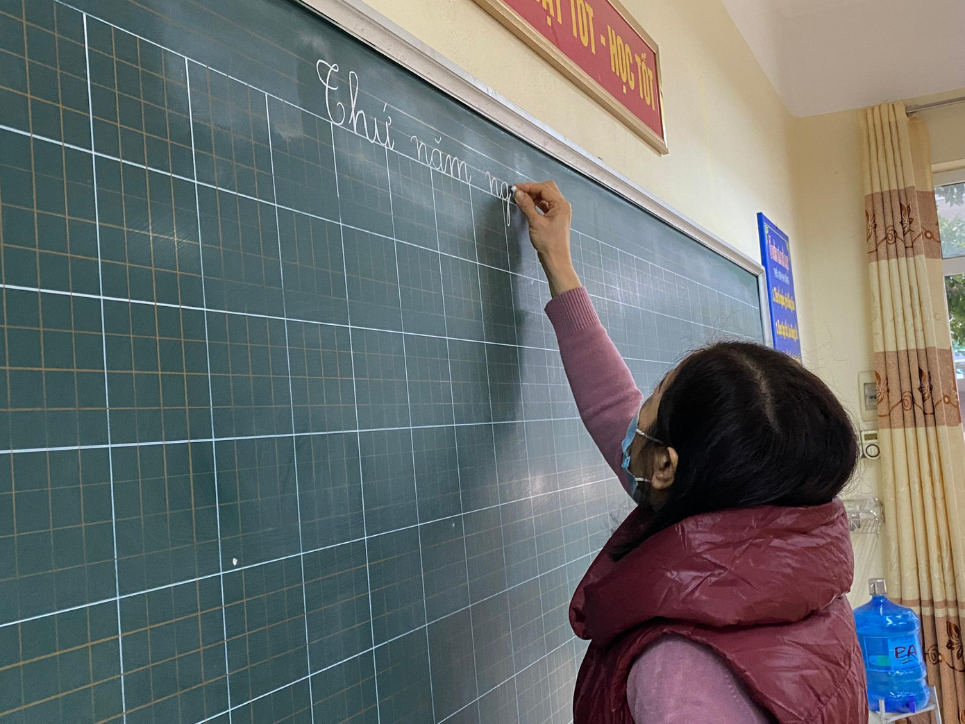 Cô giáo bồi hồi, nắn nót những dòng chữ đầu tiên trên bảng. Cô giáo bồi hồi, nắn nót những dòng chữ đầu tiên trên bảng.