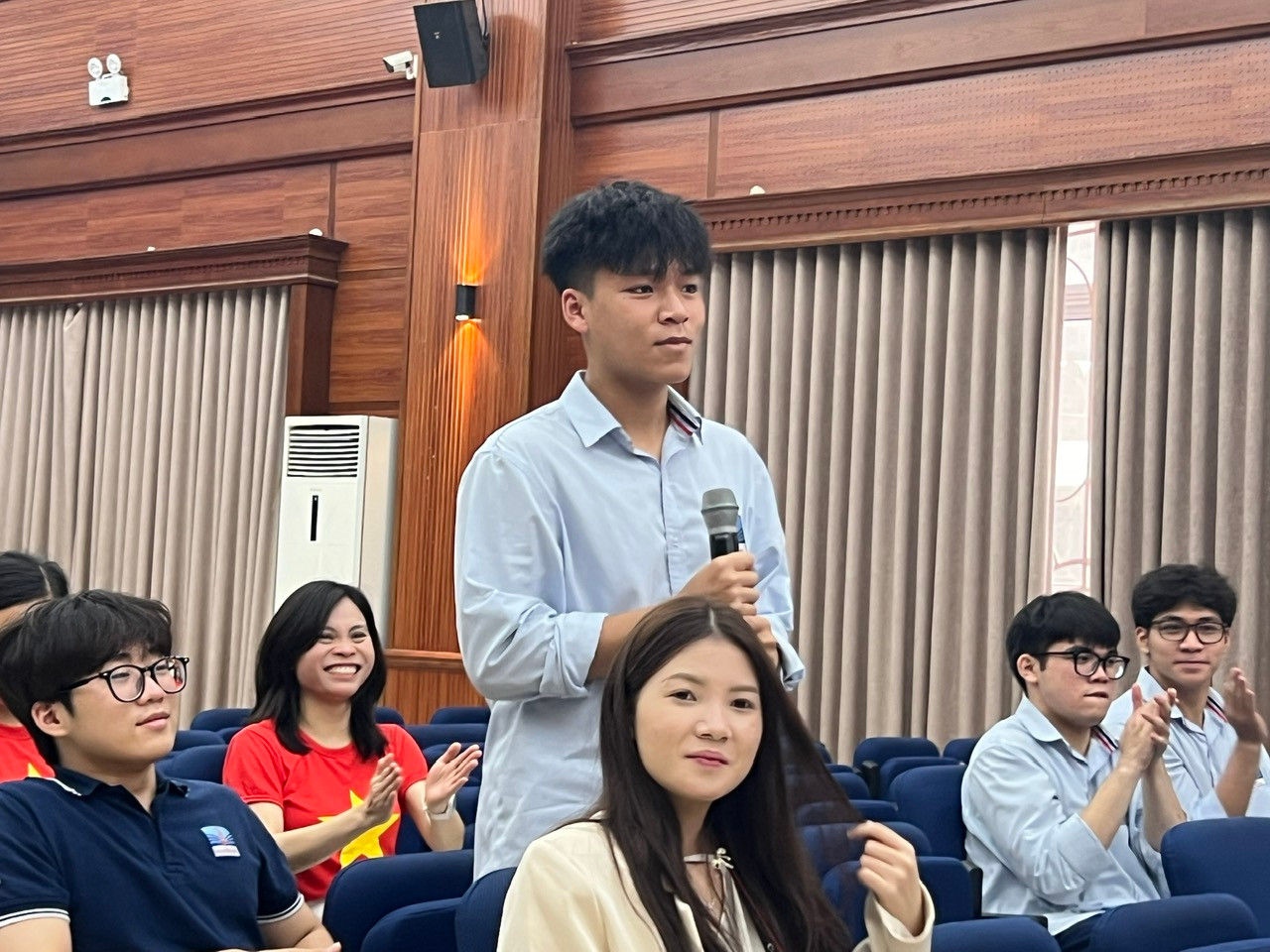 Học sinh đã chia sẻ, đặt câu hỏi với khách mời về việc sử dụng AI hiệu quả trong học tập cũng như đọc sách.