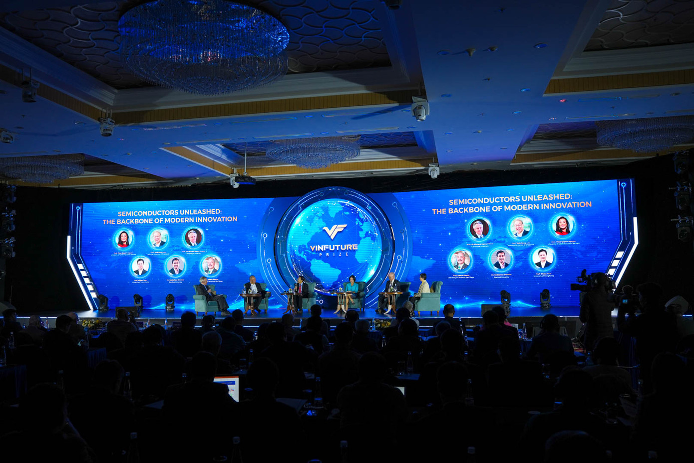 Các nhà khoa học hàng đầu thế giới chia sẻ về sự phát triển ngành bán dẫn sáng nay tại Hà Nội. Ảnh: BTC.