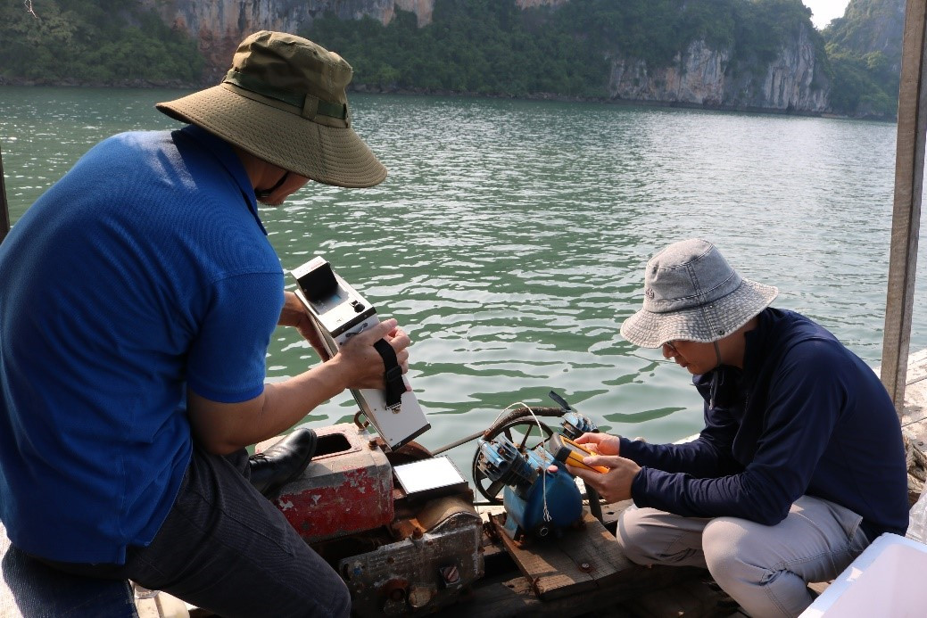 Các nhà khoa học làm công tác nghiên cứu thực địa. Các nhà khoa học làm công tác nghiên cứu thực địa.