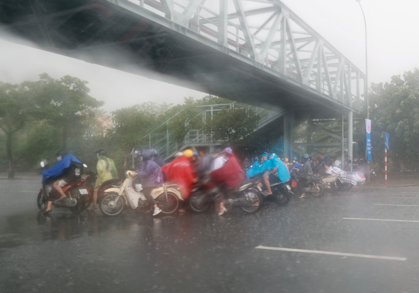 Bão Talim gây mưa dông, gió giật mạnh ở miền Bắc trong ngày mai.