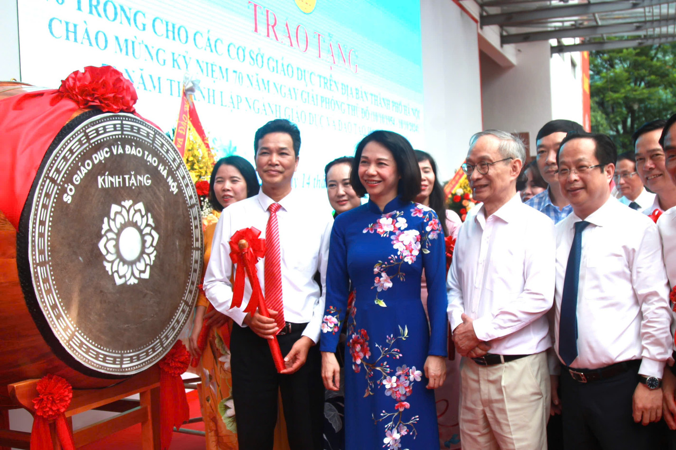 Sở GD&amp;ĐT phối hợp với Trường Marie Curie Hà Nội đã tặng 70 trống trường cho các trường học.