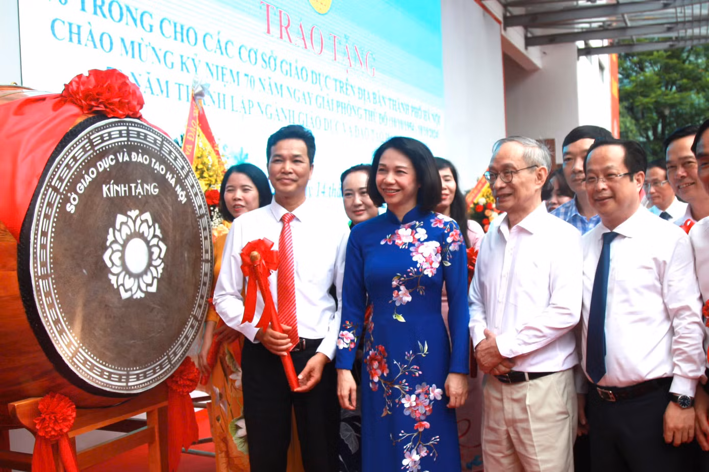 Sở GD&amp;ĐT phối hợp với Trường Marie Curie Hà Nội đã tặng 70 trống trường cho các trường học.