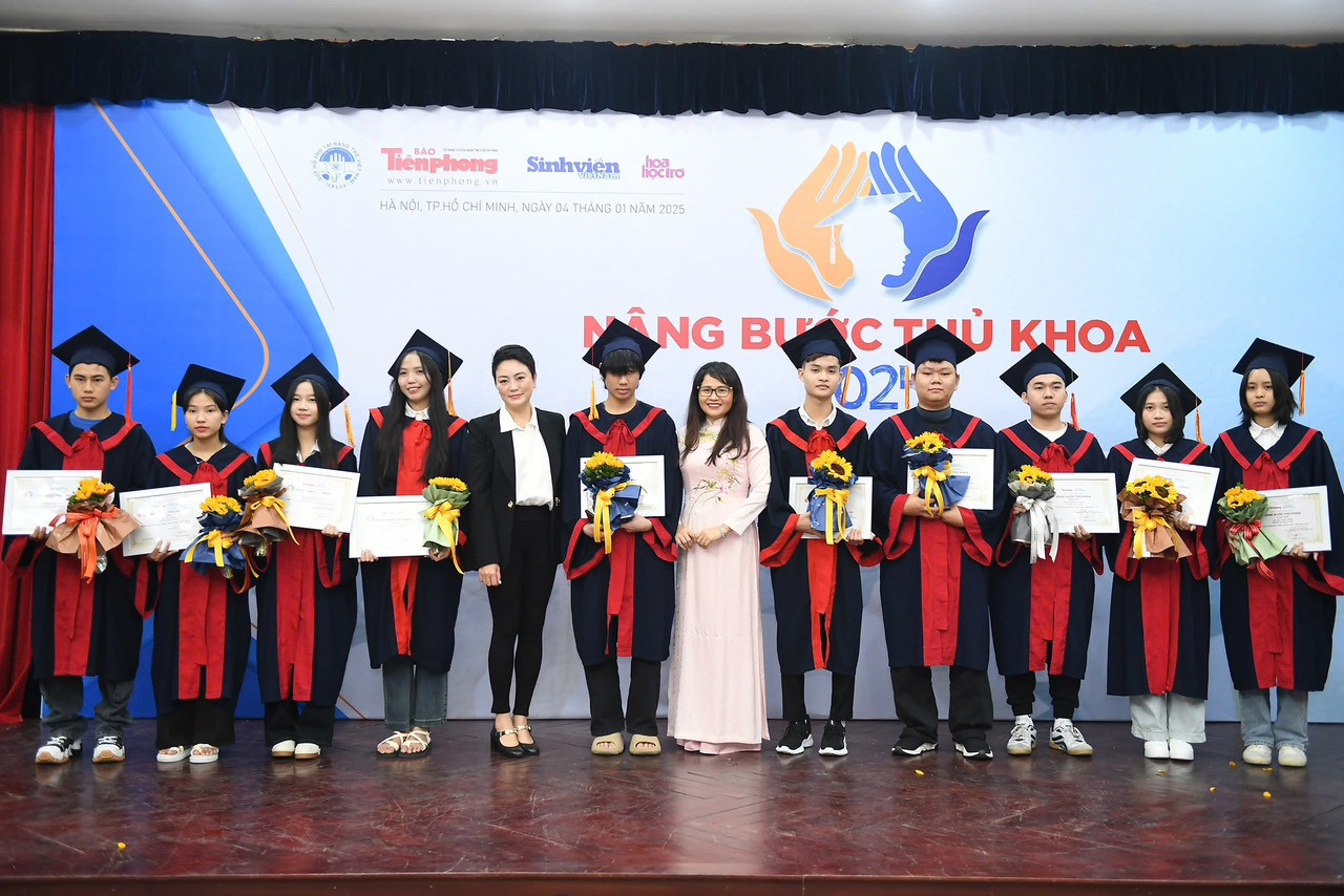 Cô Nguyễn Thị Minh Thuý, Hiệu trưởng Trường THCS - THPT Nguyễn Siêu và cô Văn Thùy Dương, Phó hiệu trưởng Trường THCS - THPT Lương Thế Vinh cơ sở Cầu Giấy trao học bổng cho các sinh viên. Cô Nguyễn Thị Minh Thuý, Hiệu trưởng Trường THCS - THPT Nguyễn Siêu và cô Văn Thùy Dương, Phó hiệu trưởng Trường THCS - THPT Lương Thế Vinh cơ sở Cầu Giấy trao học bổng cho các sinh viên.