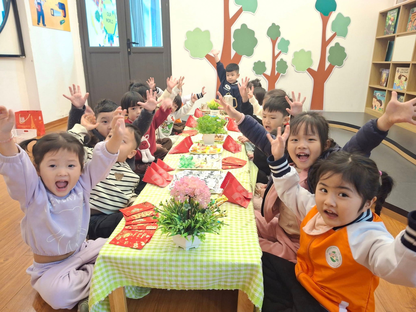 Đầu năm mới, trẻ thường được lì xì một khoản tiền.