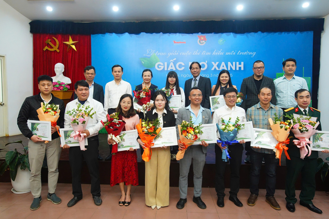 Ban tổ chức chụp ảnh cùng các tác giả nhận giải. Ảnh: Duy Phạm. Ban tổ chức chụp ảnh cùng các tác giả nhận giải. Ảnh: Duy Phạm.