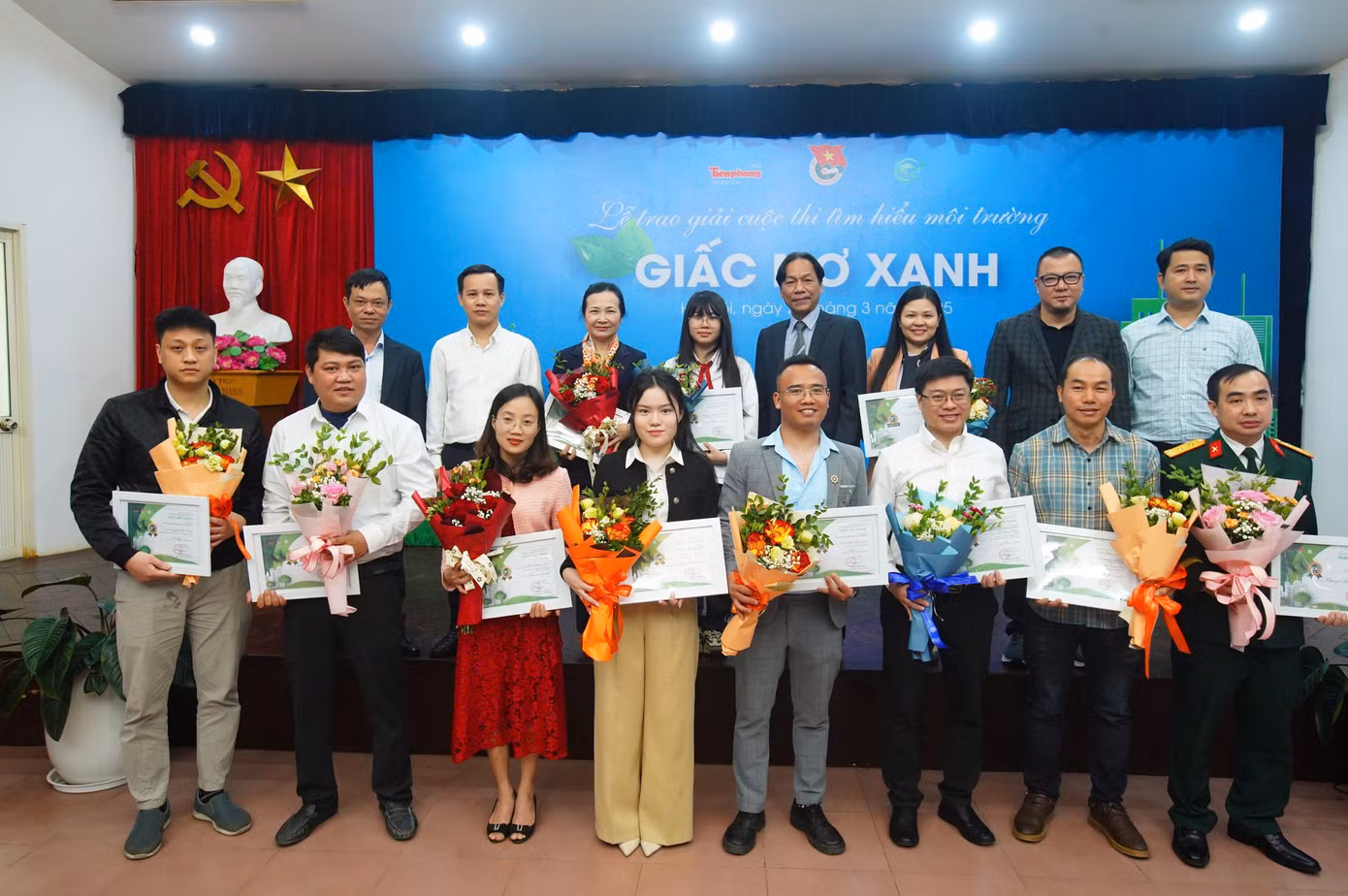Ban tổ chức chụp ảnh cùng các tác giả nhận giải. Ảnh: Duy Phạm. Ban tổ chức chụp ảnh cùng các tác giả nhận giải. Ảnh: Duy Phạm.
