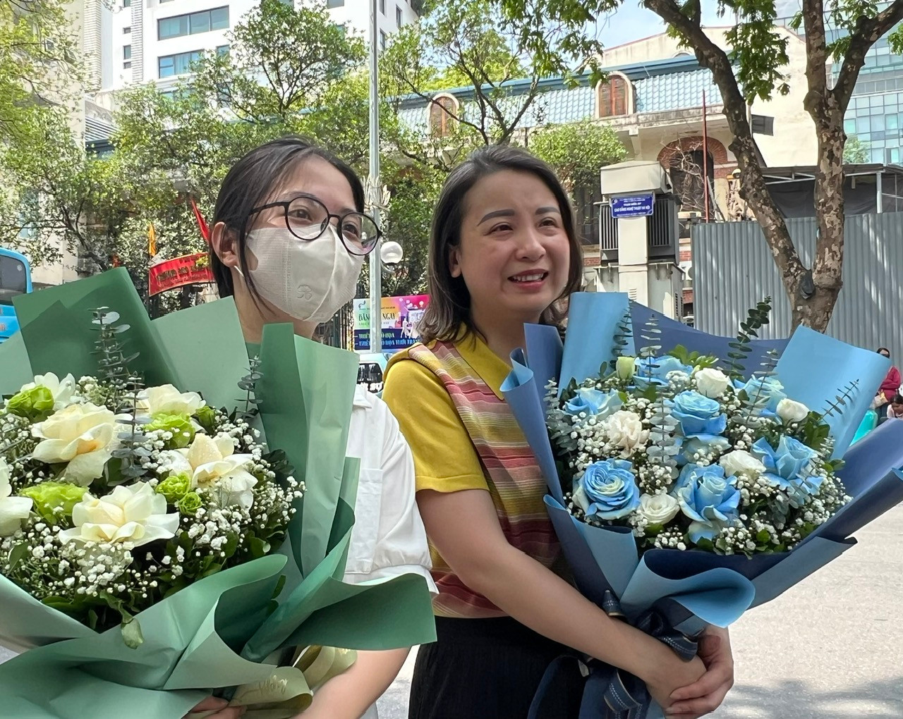 Người mẹ và dì ôm hoa chờ con trước điểm thi THPT Trần Phú từng chia sẻ với PV: "Con đã rất nỗ lực nên có trượt cũng sẽ tiếc nuối".