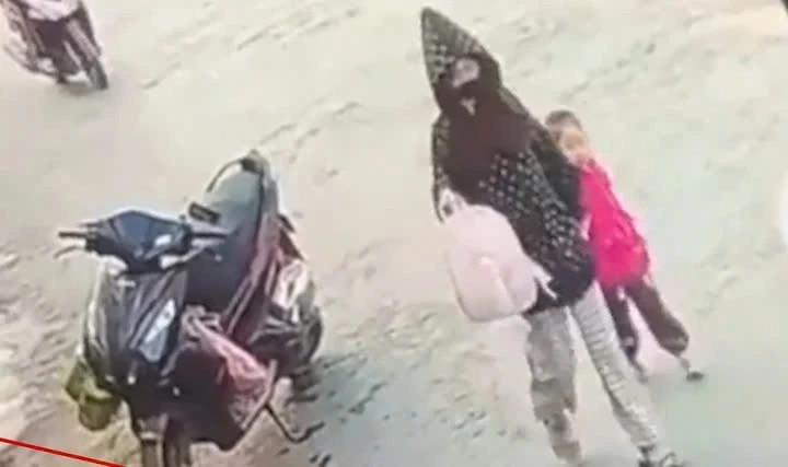 Hình ảnh cháu T.M bị người lạ mặt dẫn đi ngày 13/1. (ảnh chụp màn hình)