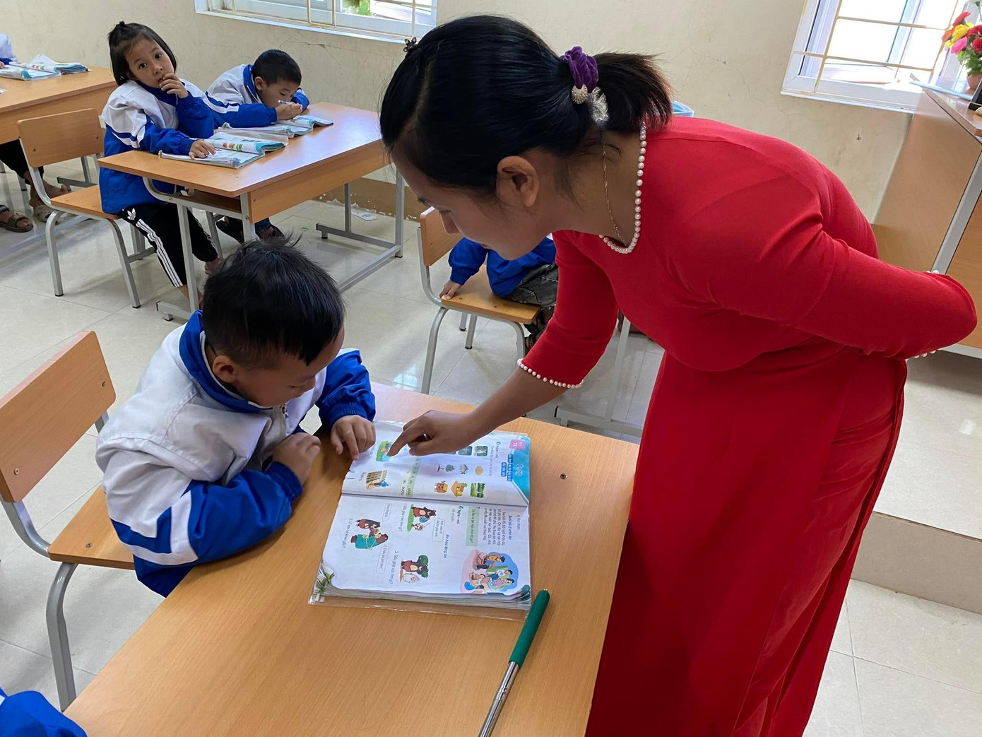 Năm học này, nhiều địa phương thiếu giáo viên trầm trọng. Năm học này, nhiều địa phương thiếu giáo viên trầm trọng.