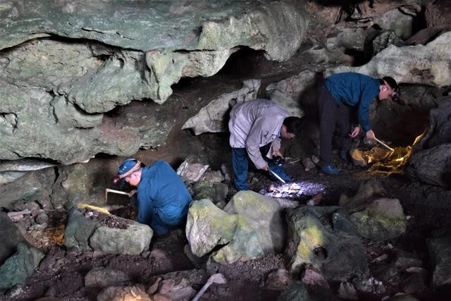 Các nhà khoa học khảo sát hang động ở Bắc Kạn. Các nhà khoa học khảo sát hang động ở Bắc Kạn.